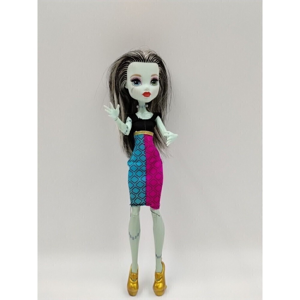 Monster High Mattel Green Skin Frankie Stein Doll clothes and shoes red lips
